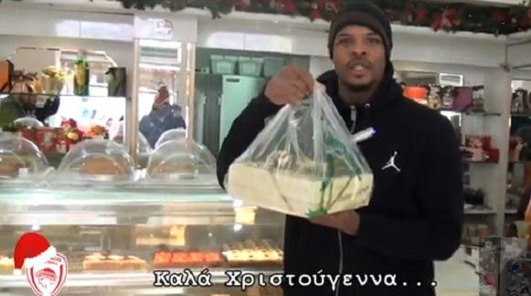 Ο Χάινς αγοράζει… μελομακαρόνι (video)