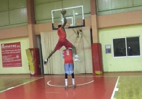 Απίστευτο: Ο Αντετοκούμπο καρφώνει πάνω από τον αδερφό του (video)