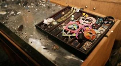 Γκρέμισαν τη βιτρίνα για να ληστέψουν κοσμηματοπωλείο