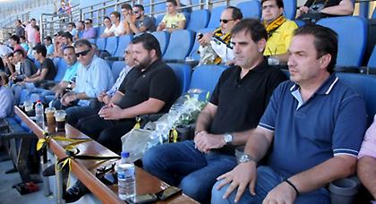 Από το εξωτερικό η λύση