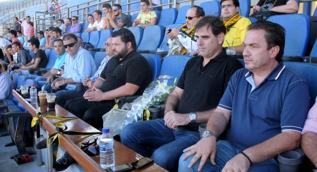 Από το εξωτερικό η λύση