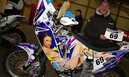 «Ροζ» μοτοσικλέτα στο Ντακάρ