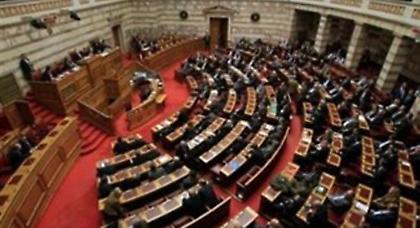 Άγρια κόντρα στην Βουλή για το «κατεπείγον» νομοσχέδιο