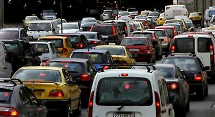 Κυκλοφοριακό χάος στους δρόμους – Δεμένα τα πλοία