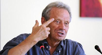 Στοιχηματίζει την παραμονή του προπονητή του