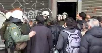 Ξύλο και δακρυγόνα στο Yπ. Απασχόλησης