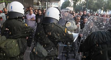 Σύγκρουση κυβέρνησης - ΚΚΕ για τα επεισόδια στο υπ. Απασχόλησης