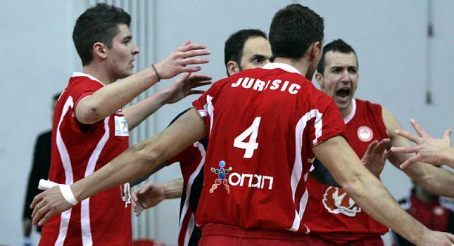 Ξανά... θρίλερ «αιωνίων» με «ερυθρόλευκη» κατάληξη