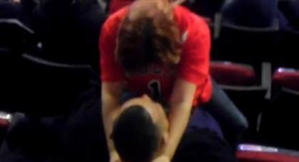 Του χόρεψε αισθησιακά σε αγώνα των Μπουλς (Video)