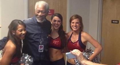 Ο διάσημος ηθοποιός και οι τσιρλίντερ