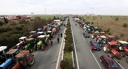 Ζεσταίνουν τις μηχανές οι αγρότες