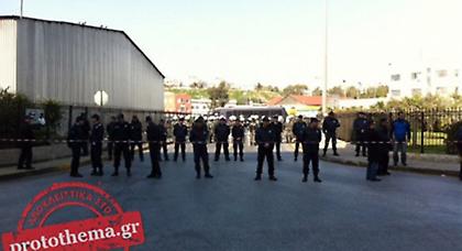 Πορεία από χιλιάδες μέλη του ΠΑΜΕ στο λιμάνι του Πειραιά