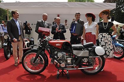 Εκθεση... ομορφιάς ιστορικών αυτοκινήτων και μοτοσικλετών