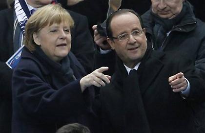 Στο γήπεδο μαζί Μέρκελ και Ολάντ