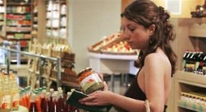 Στο μισό έχει μειωθεί η αγοραστική δύναμη των Ελλήνων