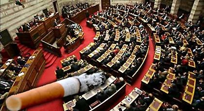 «Ντουμάνιασε» η Βουλή από τους καπνιστές