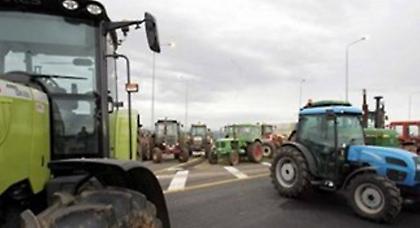 Παραμένουν στα μπλόκα οι αγρότες