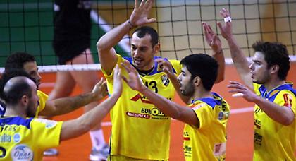 Τη θέλουν και οι δυο!