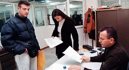 Πρώτο κύμα εξόδου από το Δημόσιο