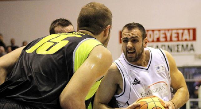 Εκτός Τσακαλέρης, Σαρικόπουλος