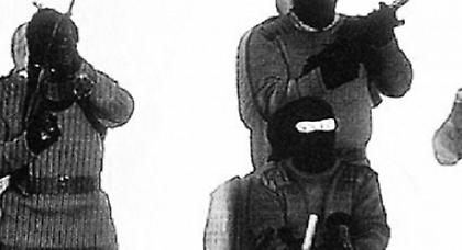 Μας τελείωσε η ντόλτσε βίτα και θα πάρουμε τα καλάσνικοφ;