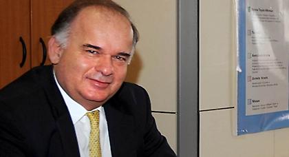 Χαμηλώνει τον πήχη