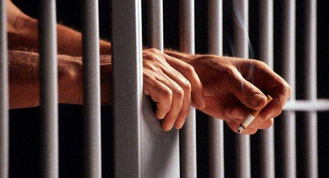 Τοξικομανείς κρατούμενοι έβαλαν φωτιά στα κρατητήρια