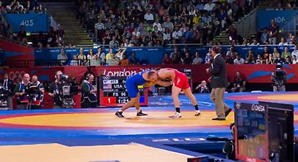 Έτσι έβγαλαν… από τη μέση την πάλη