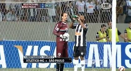 Ροναλντίνιο κερνάει, Ροναλντίνιο πίνει. Αντίστροφα! (video)