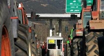 Παραμένουν στα μπλόκα οι αγρότες της Πελοποννήσου