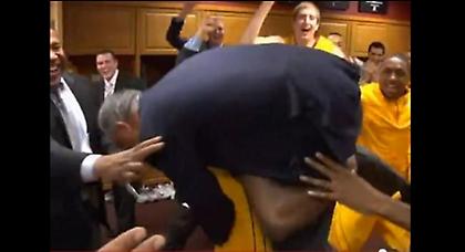 Προπονητής μπάσκετ χορεύει στα αποδυτήρια