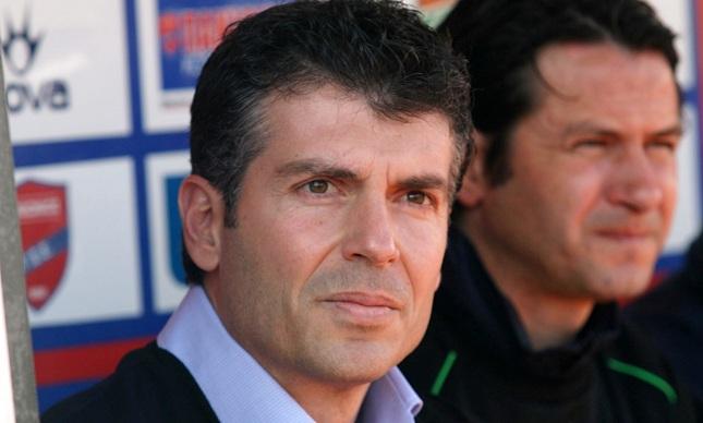 Τους έχει όλους και χαίρεται