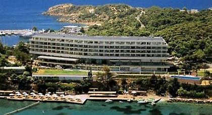 Έρχονται Γάλλοι, Ρώσοι και Καταριανοί