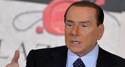 Τα… γυρίζει ο Μπερλουσκόνι