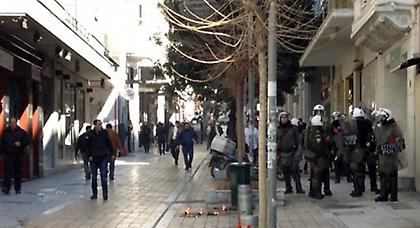 Μολότοφ στα ΜΑΤ στη συμβολή Σταδίου και Βουκουρεστίου