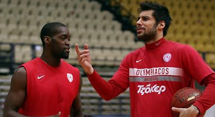 Πέρκινς in, Παπανικολάου out