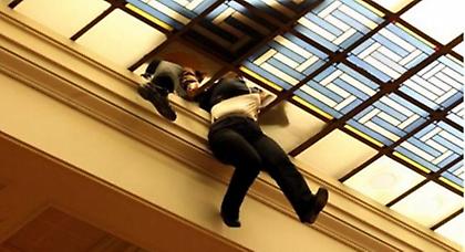 Παραλίγο να σκοτωθεί υπάλληλος μέσα στη Βουλή