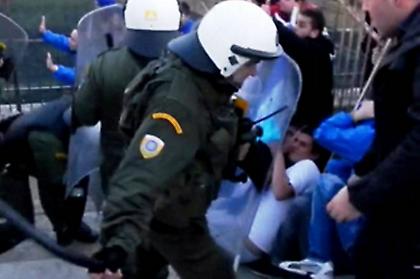 Επίθεση των ΜΑΤ σε οπαδούς του Ιωνικού (video)