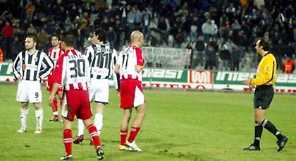 «Ερυθρόλευκο» ντέρμπι με… βροχή αντικειμένων (video)