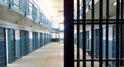 Χειροβομβίδες και όπλο σε κελί στον Κορυδαλλό