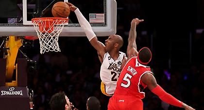 Ο Κόμπι τούς πήρε από το χέρι