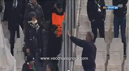 Ανταλλαγή κασκόλ χέρι με χέρι! (βίντεο)