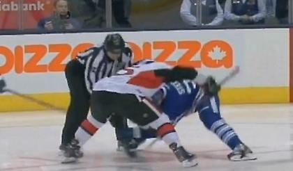 Άγριο ξύλο σε αγώνα χόκεϊ (video)