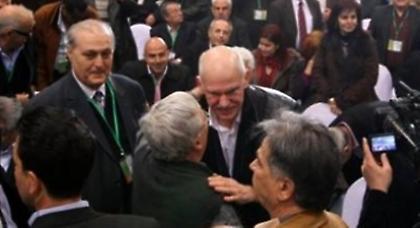 Χοροπηδούσε σαν μαϊμού για να υποδεχτεί τον ΓΑΠ ως Μεσσία! Θεέ και Κύριε…