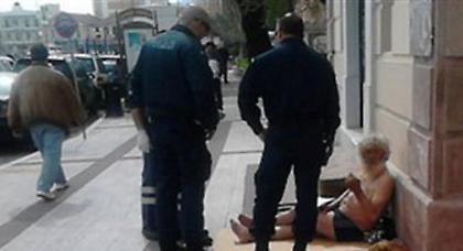 Λέσβος: Του έκοψαν τη σύνταξη και διαμαρτυρήθηκε ημίγυμνος