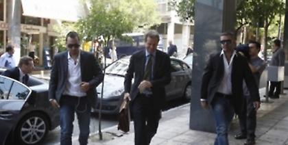 Η τρόικα έχει γελοίες εμμονές, αλλά και εμείς είμαστε νούμερα