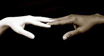 Την ποινικοποίηση του ρατσισμού ζητά η Κομισιόν