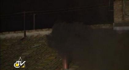 Μαύρος καπνός από την καμινάδα της Καπέλα Σιστίνα