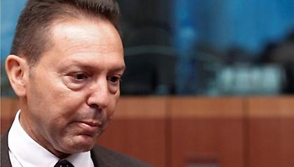 «Γέφυρες» Στουρνάρα για να «χαλαρώσει» η πίεση των ελεγκτών