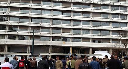 Αποχώρησαν οι ναυτεργάτες από το υπουργείο Ανάπτυξης